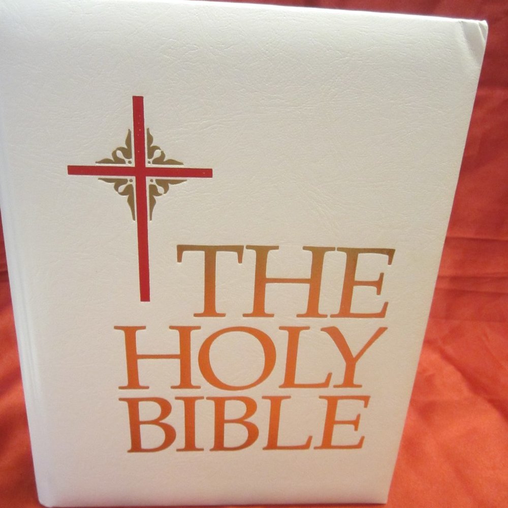 VTG 1992 BIBLE, W/WHITE LEATHER COVER, NEW AMERICAN BIBLE, CATHOLIC FAMILY EDITI